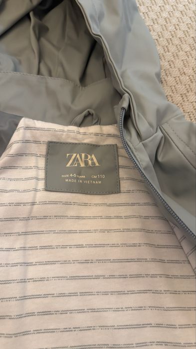 Geaca impermeabila 4-5 ani, zara NOU