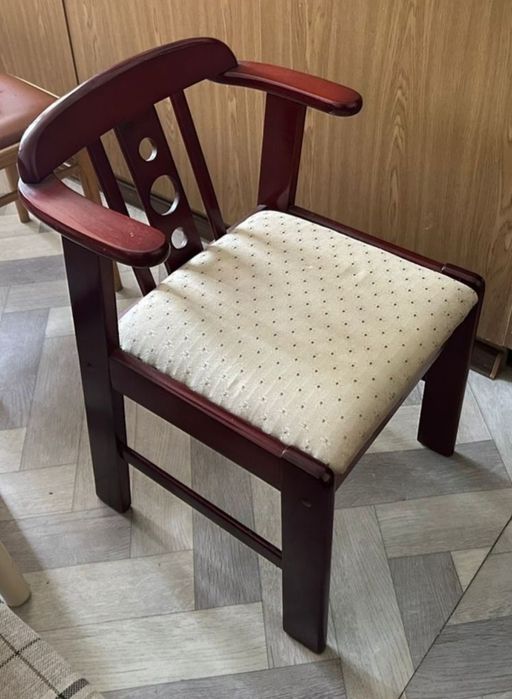 Продам ретро кресло и стулья