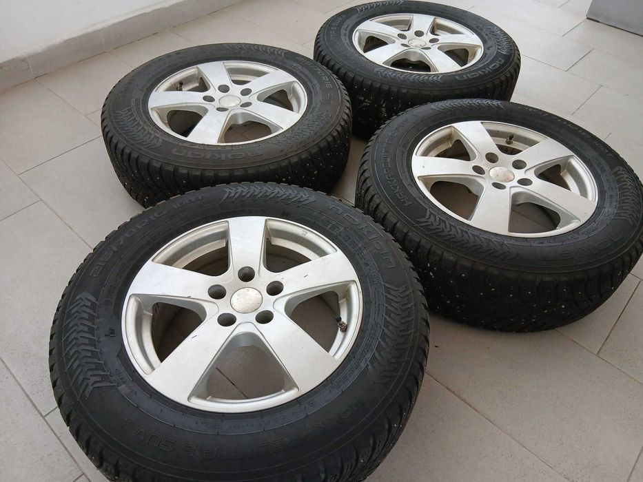 Set Roți Iarnă SUV 16" (Jante 5x114.3 + Anvelope 215/70 R16 cu Țepi/Ținte) Duster, Outlander, Tucson
