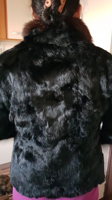 Haina blana iepure cu guler de vulpe