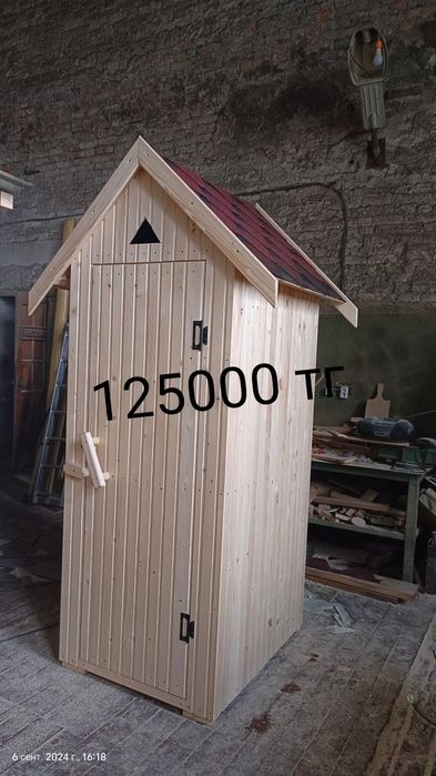 Деревянный уличный туалет.