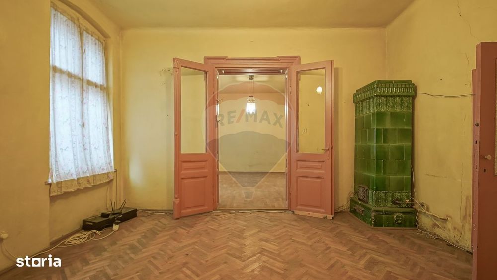 Vilă pe str Alexandru Ioan Cuza, 10 camere, S + P + E, teren 282 mp