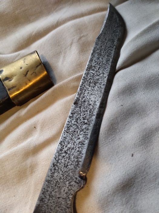 Продавам старинен нож острие