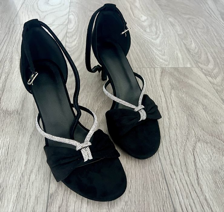 Sandale negre cu baretǎ argintie