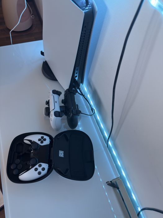 PS5 + 2 controllere DualSense + DualSense Edge + stație de încărcare – stare foarte bună