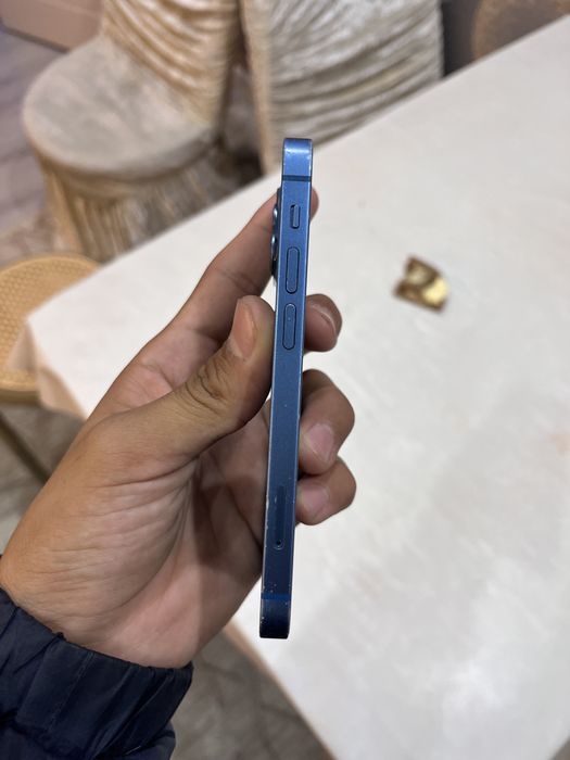 iPhone 13 mini.