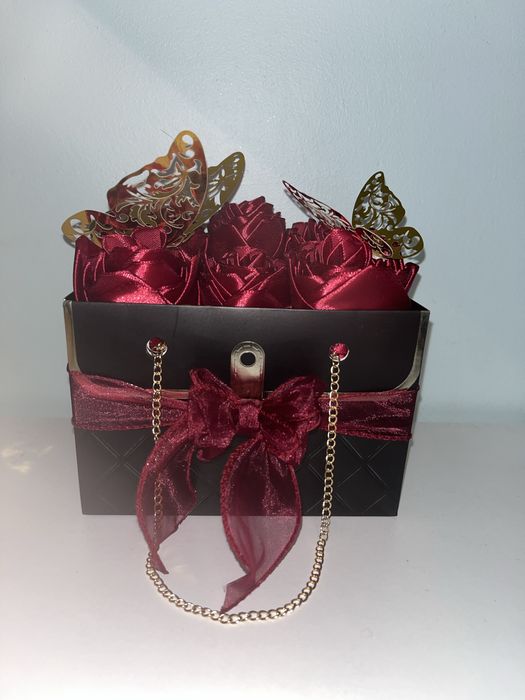 Букет от сатенени рози