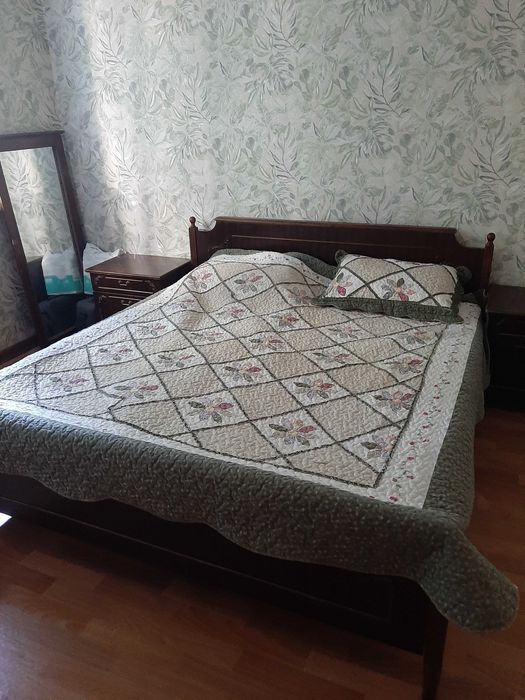 Кровать 2х спальняя деревяная кровать с 2 мя тумбочками.