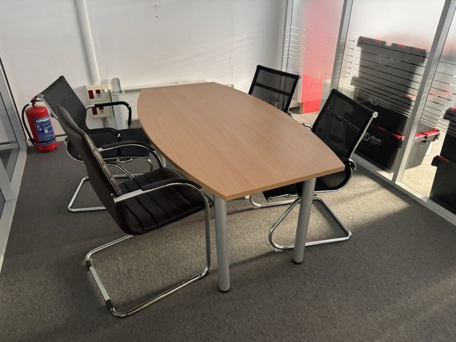 Заседателна маса 160×90×75 см – стабилна, офис клас