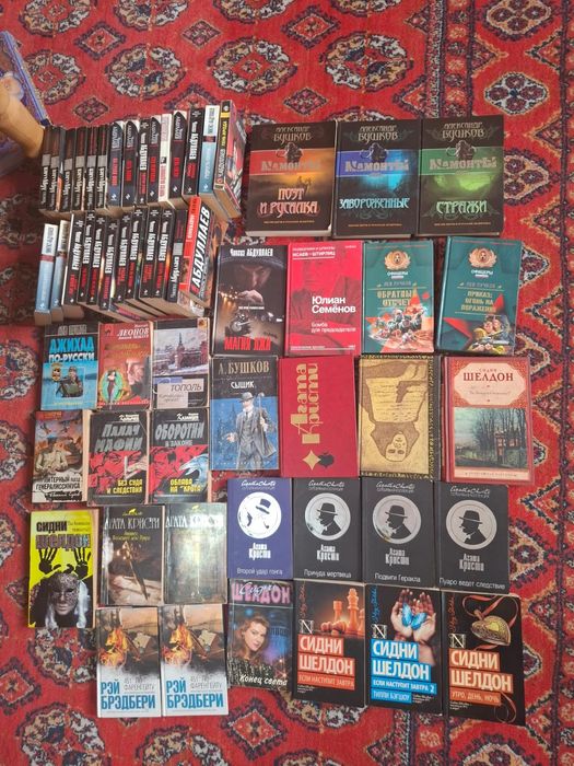 Продаются книги.