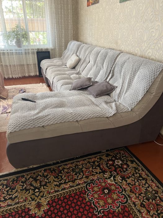 Диван большой массивный