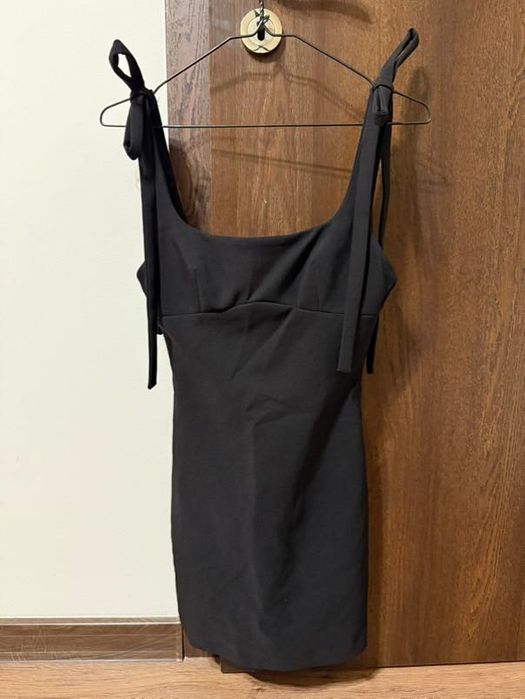 Черна рокля с панделки и гол гръб Зара