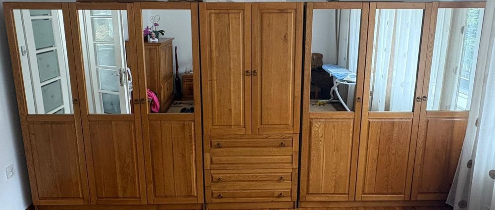 Mobilă de dormitor din stejar masiv, cu pat