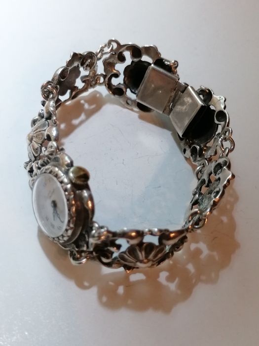 Сребърен дамски часовник работещ