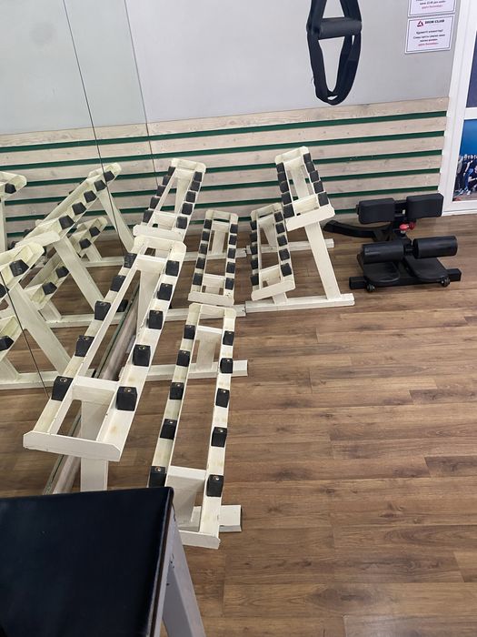 Стойки для гантелей