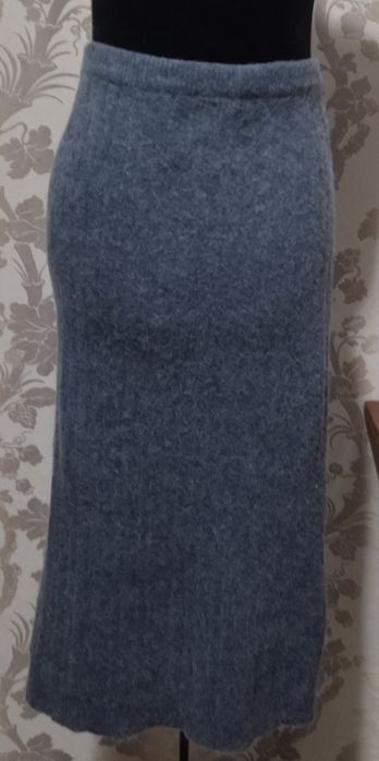 Продаются вязаный  свитер ,женская жилетка , юбка из ангорки