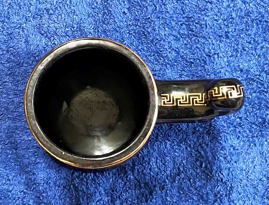 halba cu toarta din material ceramic cu modele grecesti