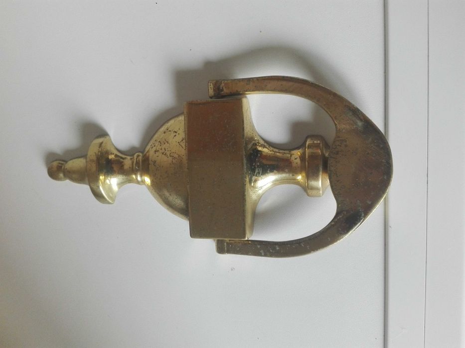 Сигнална тръба , месингов мангал и чукало за врата .