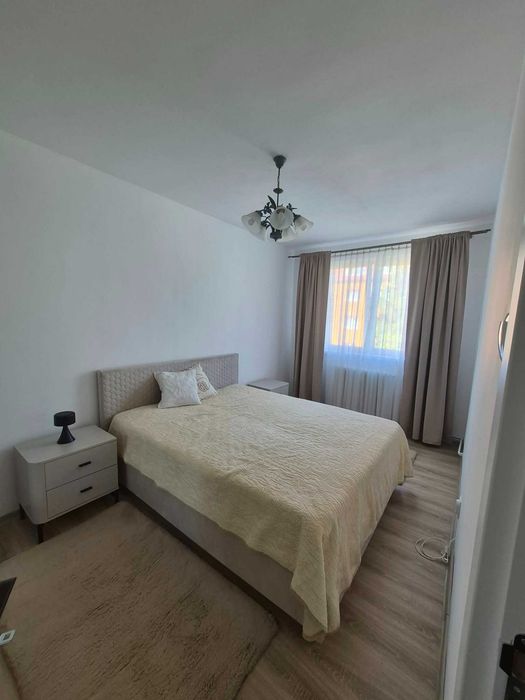 Închiriez apartament cu 2 camere