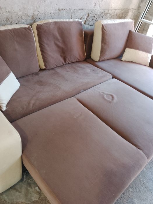 Продавам холна ъглова гарнитура бежово и кафяво с функция за сън.