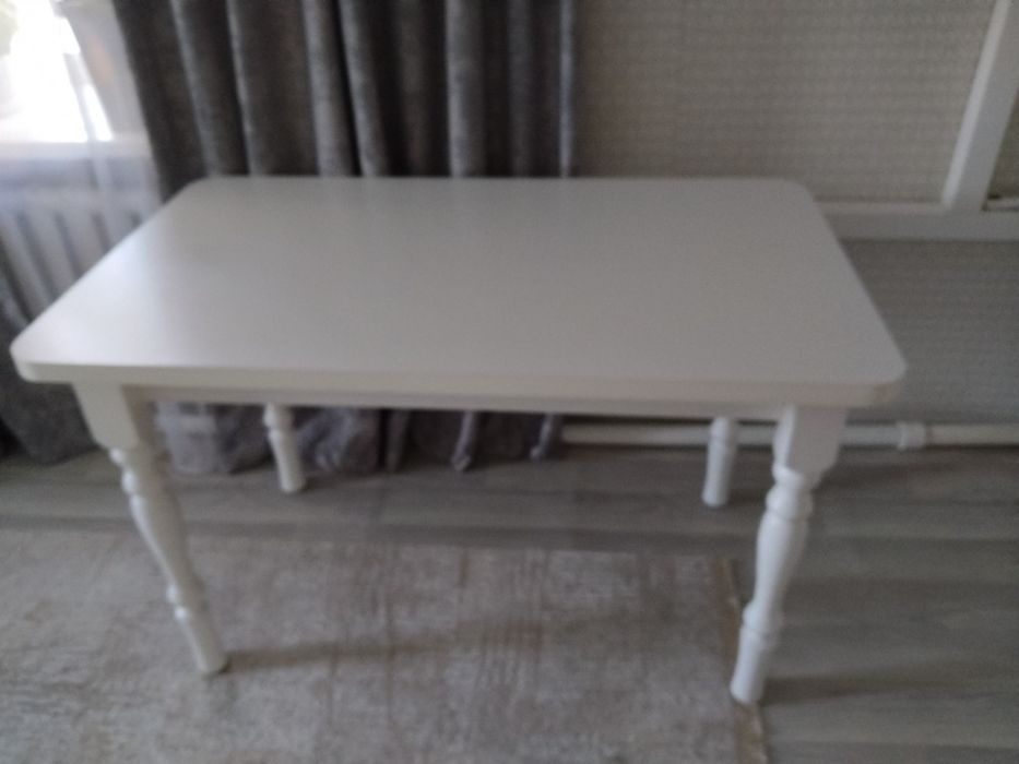 Продам стол белый