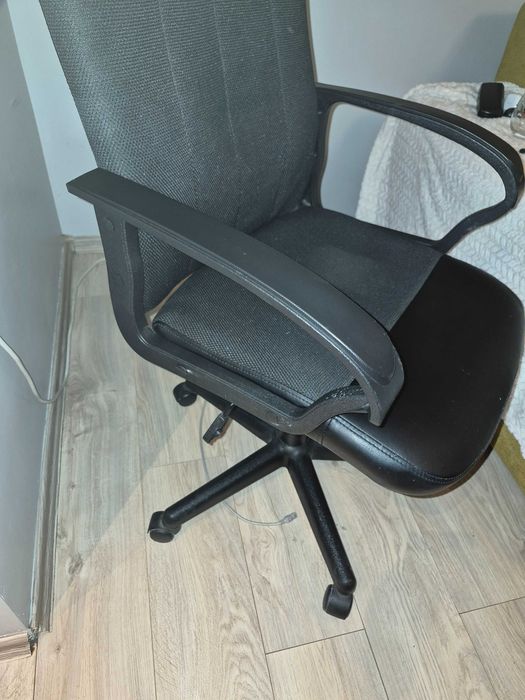 Кожен офис стол с мрежа