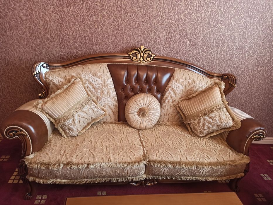 Divan kreslo jurnal stoli bilan. Turklar maxsuloti.