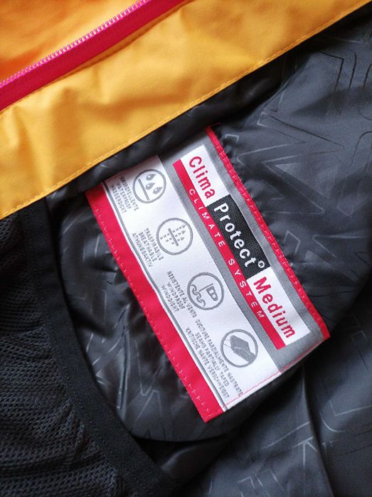 Яке за ски за млада дама