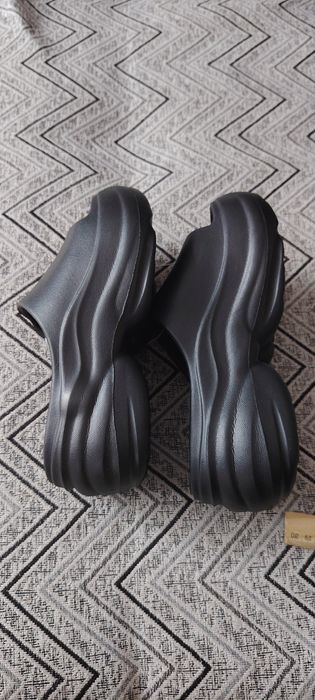 2000тг. Продам новые шлепки.