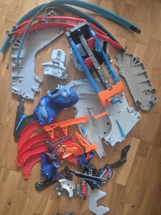 Set de joaca Zuru Metal Machines Gorilla Rampage, cale de rulare pe trei niveluri cu lift si carucior