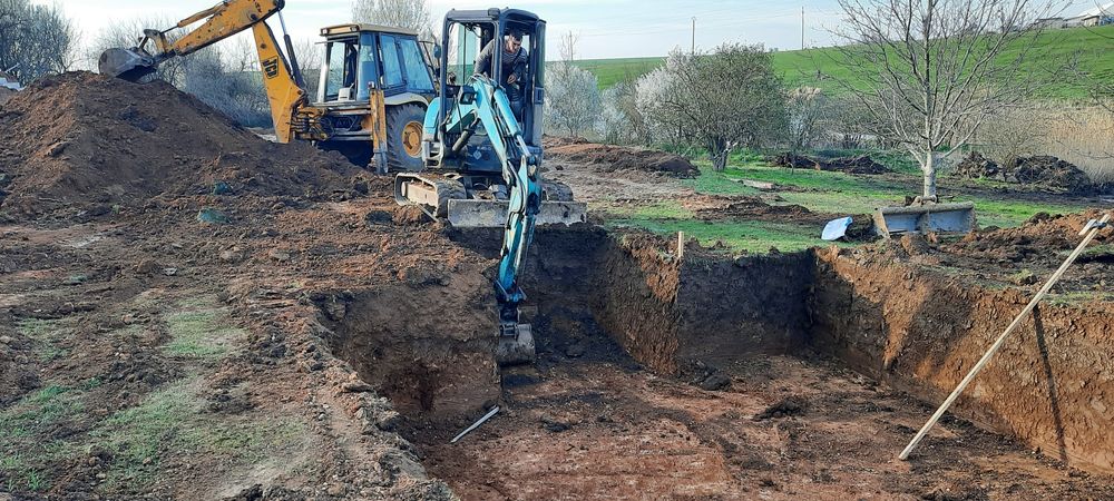 Închiriez miniexcavator cu picon