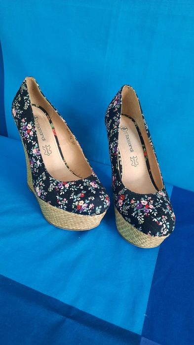 Обувь на танкетке