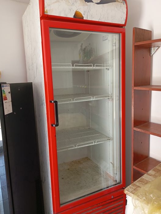 Vând frigider.Functioneaza bine