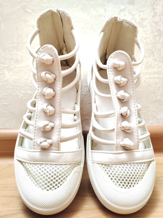 Сандали на замке