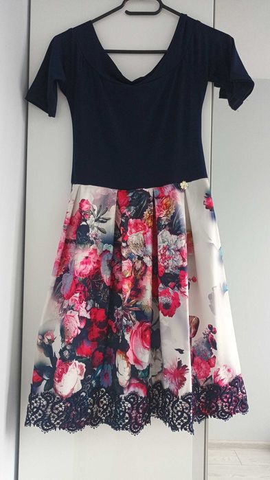 Стилна рокля с флорален десен, паднали ръкави и дантелена декорация