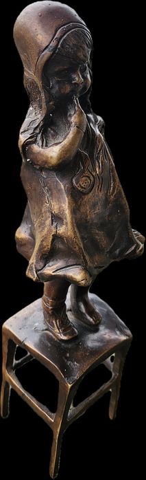 Антикварна бронзова фигура „Момиче на стол“ – 29 см, Belle Époque