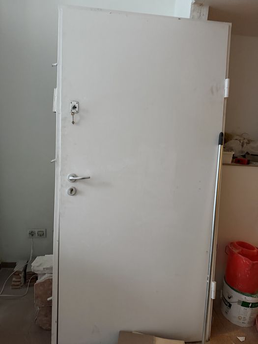 Масивна метална врата.Исключително запазена и тежка.