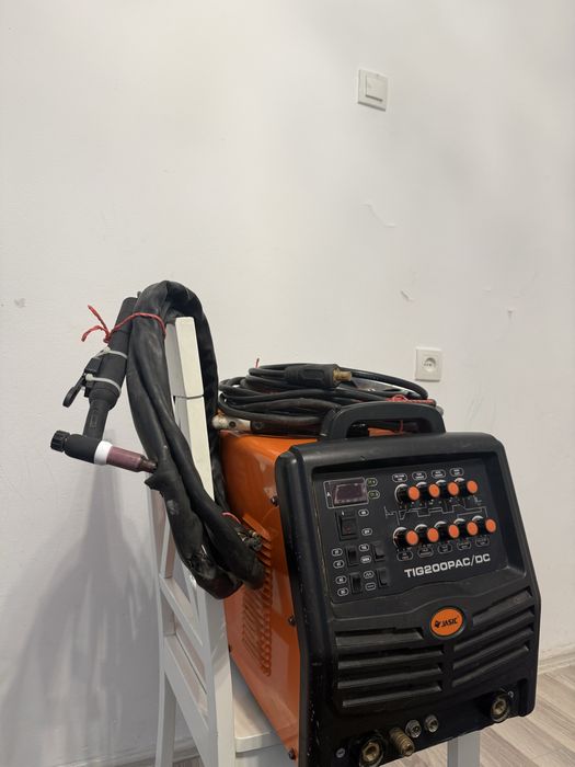 Сварочный инвертор  JASIC TIG 200 PAC/DC  продам срочно