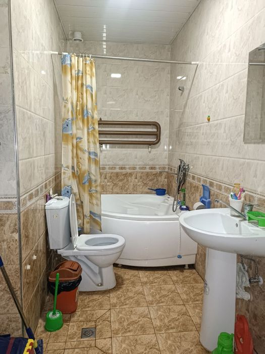 Уй сотилади, Зангиота туманида, Ёш ленинчида