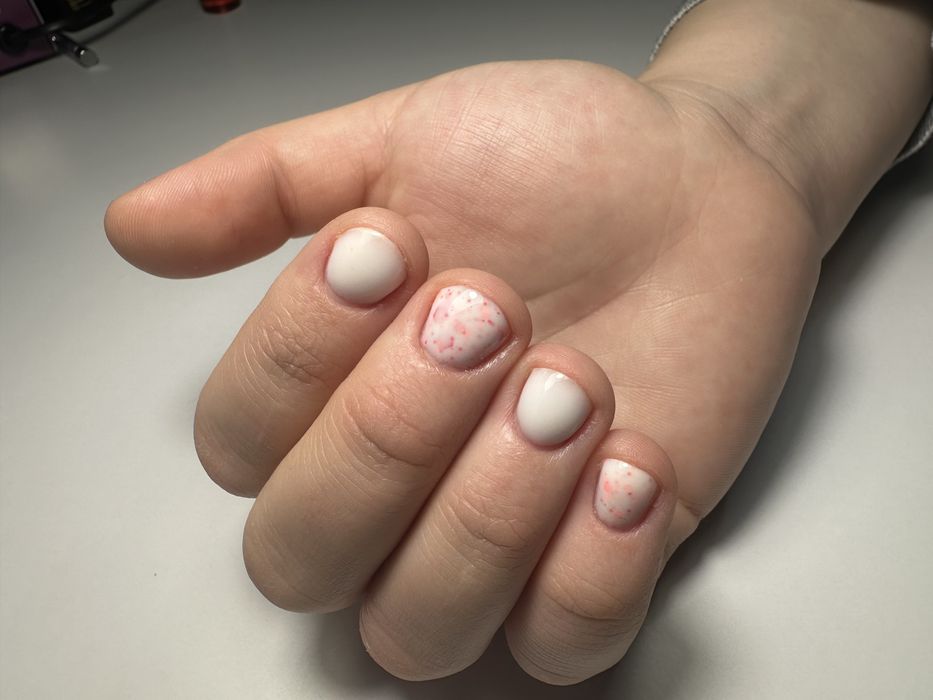 Realizez manichiura cu gel