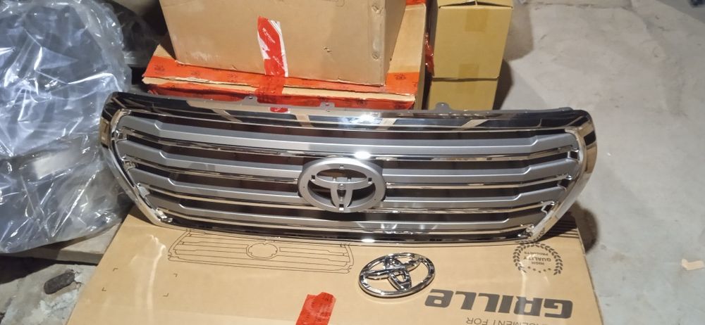 Решетка радиатора Тойота Ланд круизер 200 новый
