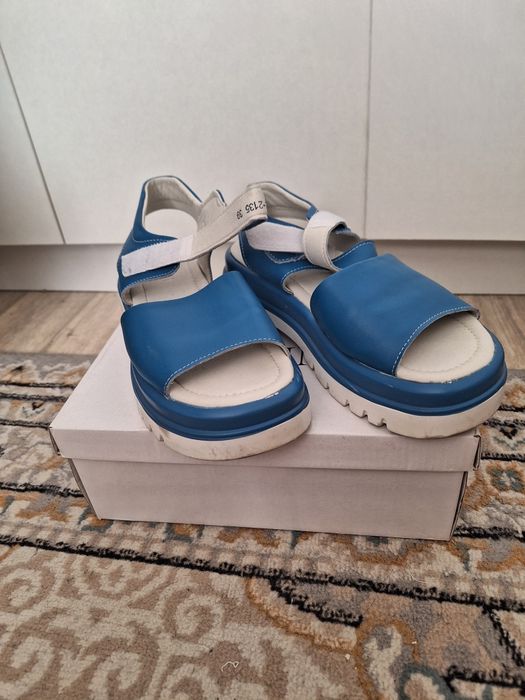 Срочно продам босоножки 39р