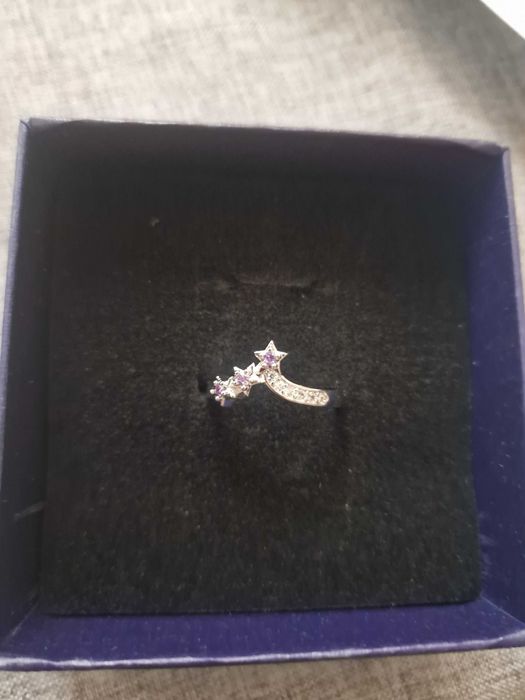 Пръстен с лилави камъни и цирконии