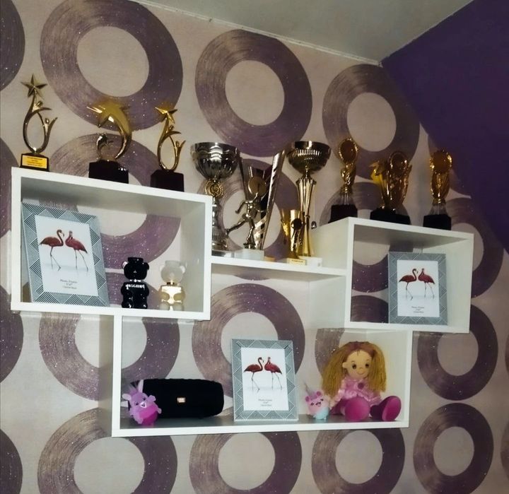 Настенная полка для книг и кухнях вещей