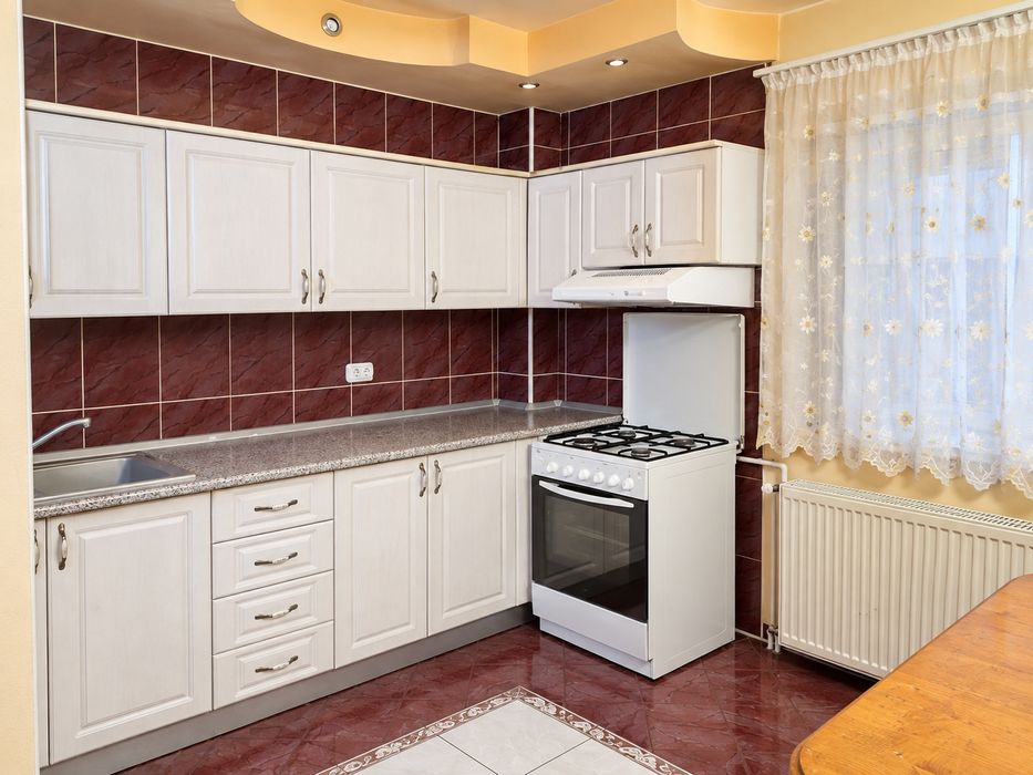 De închiriat apartament 3 camere