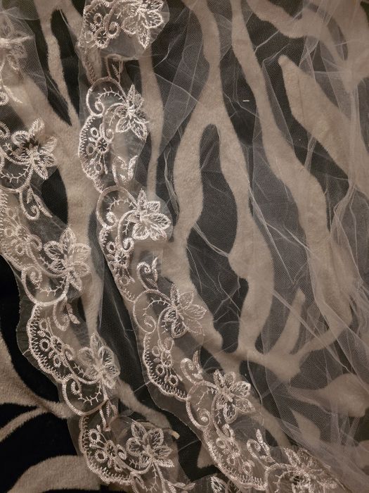 Rochie de  mireasä cu cerc gecuta blană si vual tot la 500 lei S