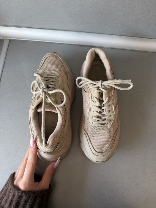 Бежови обувки на guess