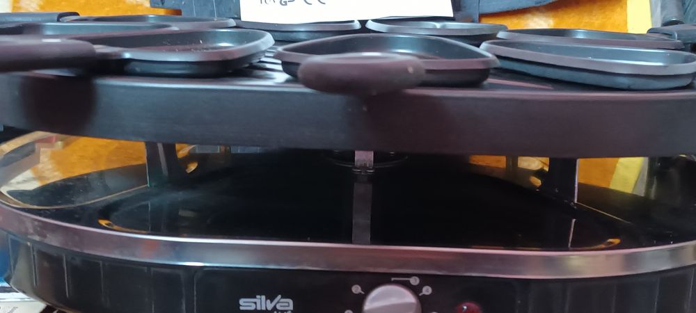 Gril electric cu tăvițe,  nou nouț este de Firma.