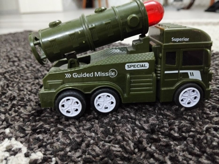 2 игрушечных боевых танка