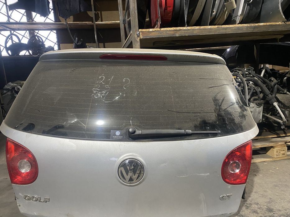 Крышка багажника на Гольф 5. Фольцваген гольф. Запчасти.